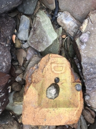 Brick with LUNDY on it